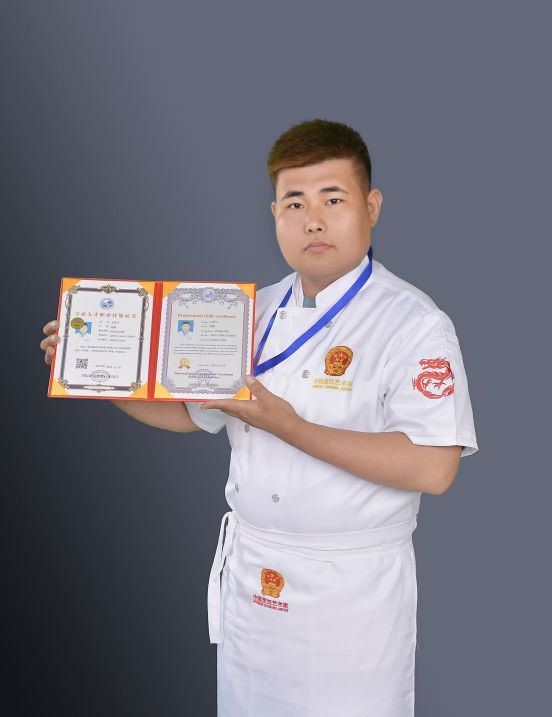 征宇：荣获西式面点大工匠荣誉称号尊龙凯时新版APP高级面点师于